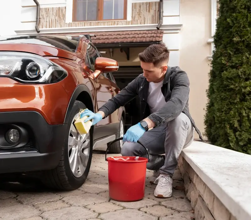 Lavage auto à domicile Saint-Yvoine : professionnel intervenant sur un véhicule